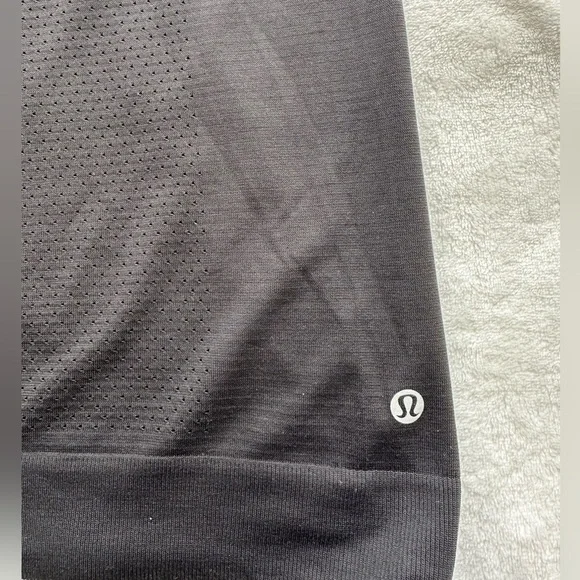 Lululemon Breeze long sleeve Lululemon across chest black 
No Size Tag - Picture 6 of 7